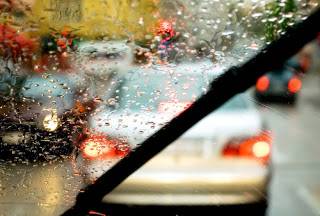 limitation vitesse sous la pluie jeune conducteur