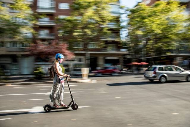 femme en trottinette