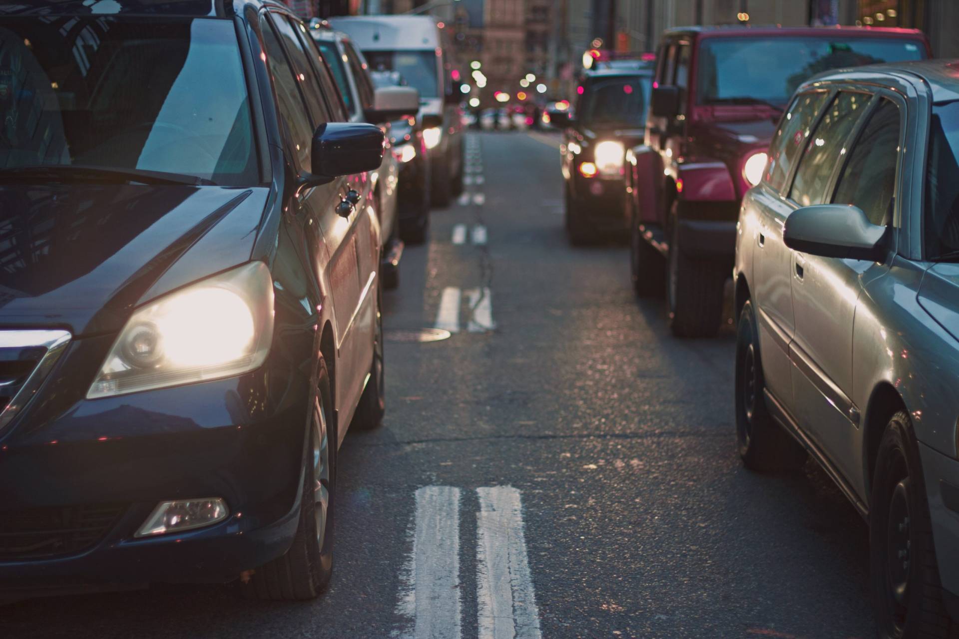 Voiture d'occasion en circulation sur la route