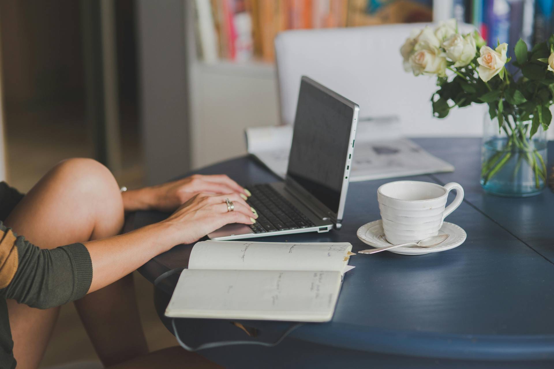 Femme écrivant sur un clavier d'ordinateur