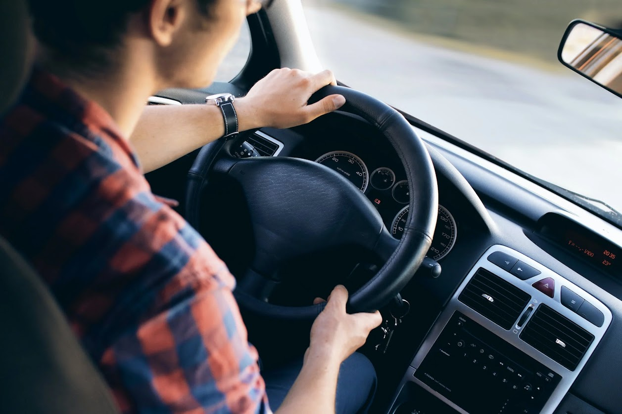 Jeune conducteur au volant