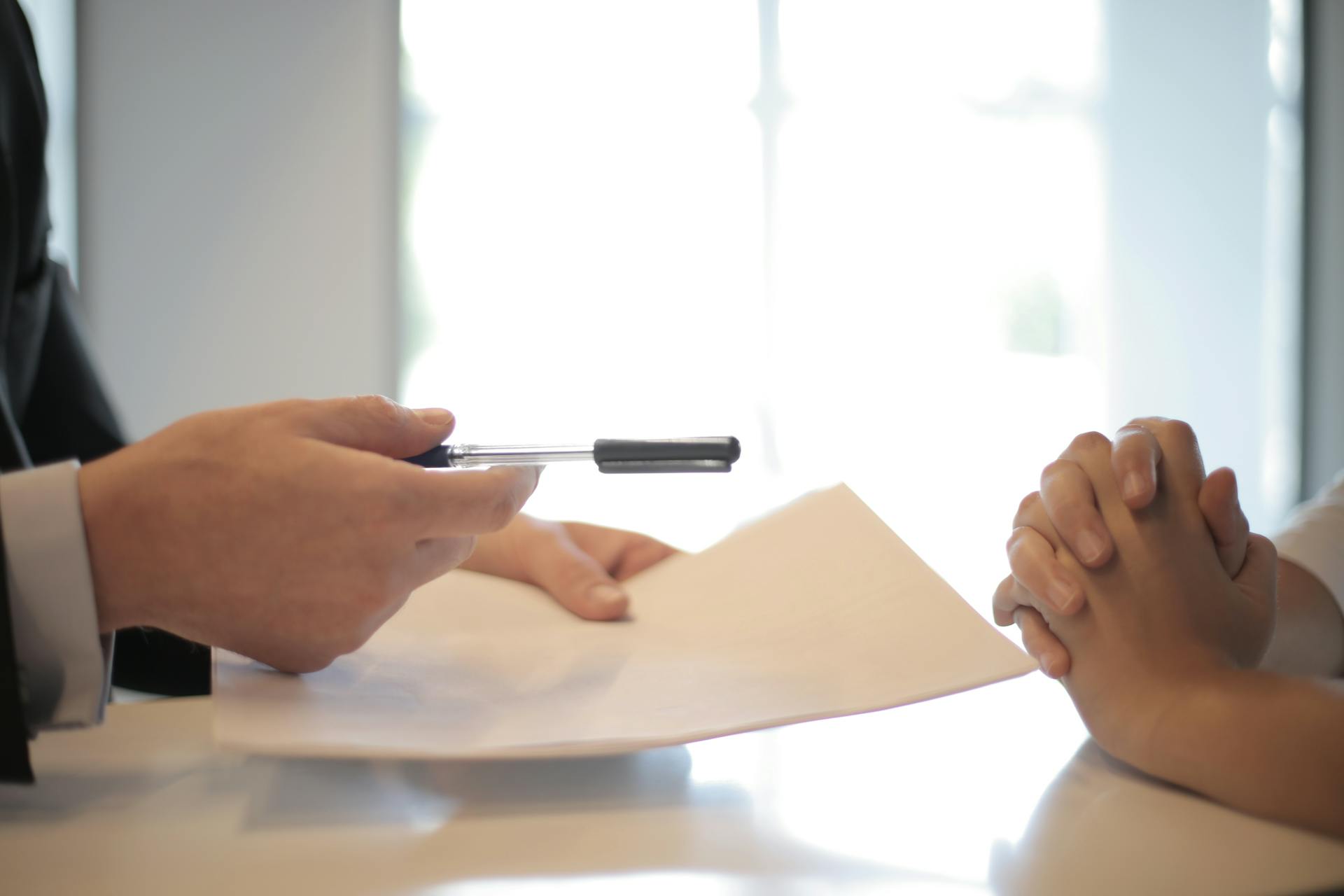 Homme d'affaires donnant un contrat à une femme