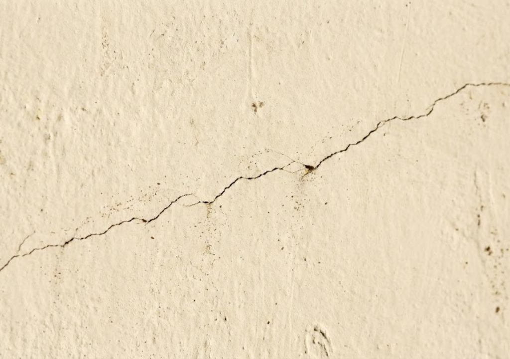 Image d'une microfissure quasiment visible sur le mur