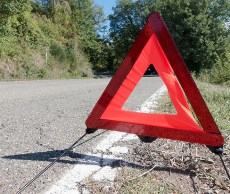 Afrik Auto - Le triangle de pré-signalisation doit être placé au moins à 30  mètres de la voiture en panne ✓. Pour la sécurité de tous. Très important,  surtout la nuit 🙏🙏🙏. #