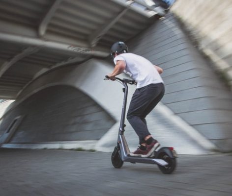homme trottinette électrique