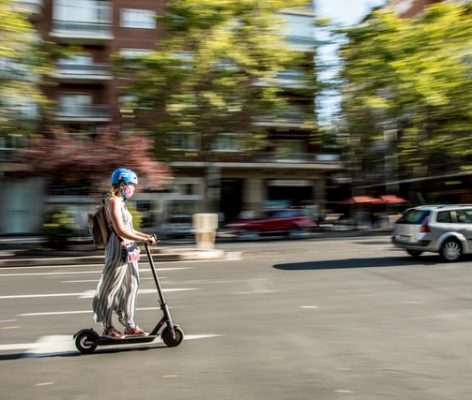 femme en trottinette